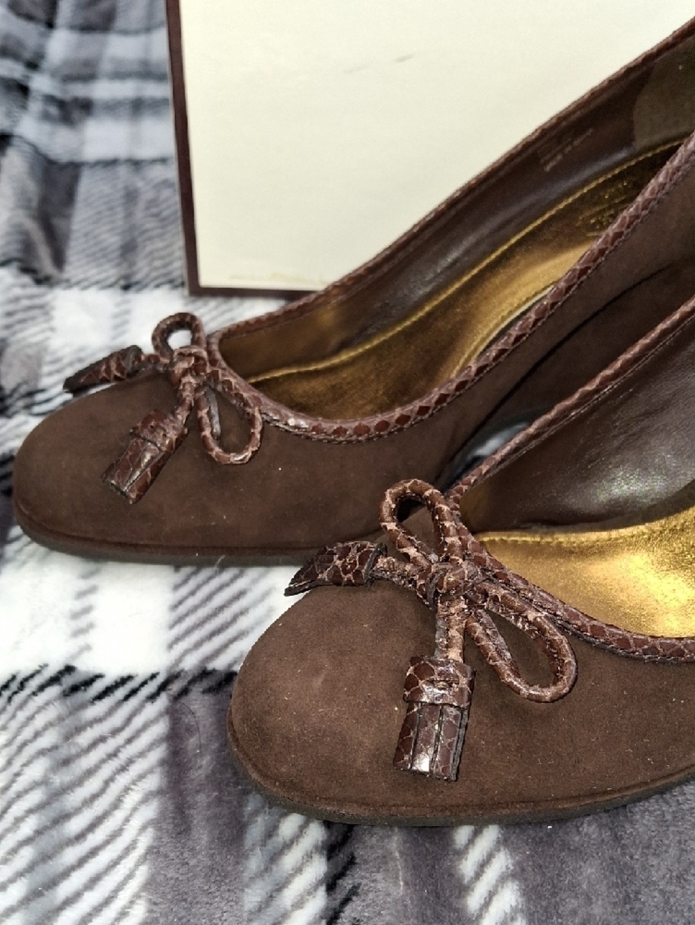 Vintage Coach Brown Suede Bow Pumps with Gold Insole - Picture 3 of 15